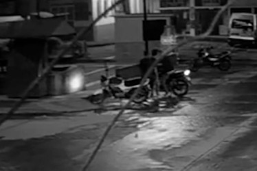 Fotos| Policía| LA PATRIA  El hecho quedó registrado en varias cámaras de seguridad del municipio, donde se observa cómo el asaltante, en compañía de otros dos sujetos, hurta el automotor y los tres huyen del lugar a bordo del mismo.