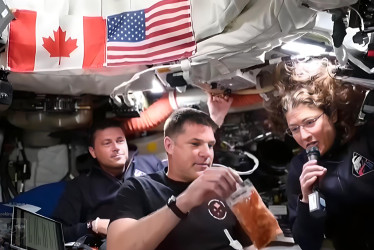 Los astronautas Reid Wiseman, Jeremy Hansen y Christina Koch muestran los alimentos que consumen a bordo de la nave Orion. Las demostraciones de qué comen y cómo preparan sus comidas se han convertido en uno de los momentos icónicos de la misión lunar Artemis II.