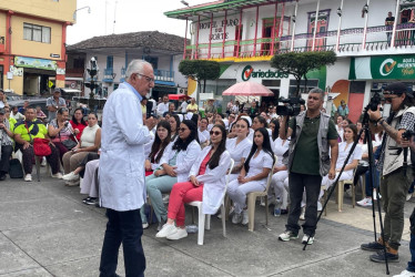 El ministro de Salud, Guillermo Afonso Jaramillo, compartió con la comunidad de Aranzazu, realizó un recorrido por el actual hospital e hizo entrega de una ambulancia equipada con última tecnología. Además, informó sobre las inversiones en salud que se realizarán en el municipio.