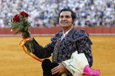El diestro Morante de la Puebla tras cortar dos orejas en la corrida de este domingo en la plaza de toros de La Maestranza de Sevilla, en la que completan cartel el peruano Roca Rey y David de Miranda. 