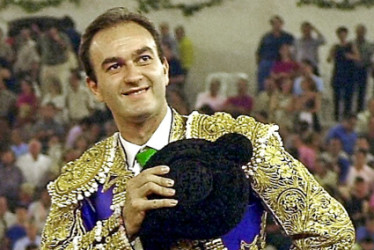 Imagen de archivo del 19 de agosto del 2000 del extorero español Ricardo Ortiz, que trabajaba en la plaza de toros de La Malagueta, en Málaga, y ha fallecido este Viernes Santo al ser embestido por un toro en los corrales del coso, suceso que investiga la Policía Nacional como accidente laboral.