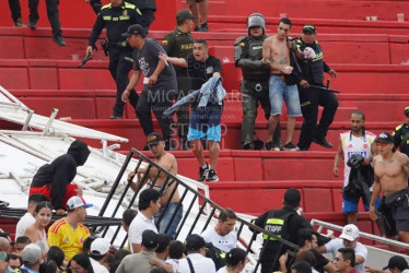 La pelea en las gradas. Arriba, a la derecha, un hincha del Once Caldas herido y otro armado; abajo, a la izquierda, hinchas del Pereira derribando las vallas. El clásico terminó mal en Yopal.