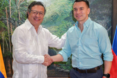 "Nuestra embajadora debe venir": Petro ordena volver de inmediato a embajadora colombiana en Ecuador