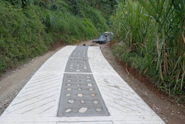 Habitantes de las zonas rurales de Caldas ahora cuentan con vías más seguras y eficientes gracias a la entrega de 7.73 kilómetros de placa huellas gestionadas por Invías y las comunidades locales.