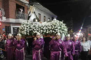 Procesión de La Soledad en Riosucio. Los fieles también cantaron y oraron con total expresión de fe.