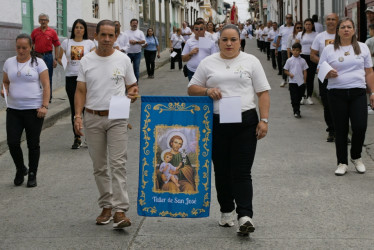 Comunidad de laicos del taller San José en una procesión de Semana Santa en Salamina (Caldas).