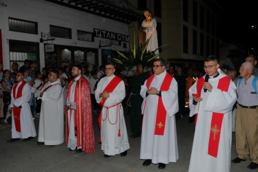 Procesión del Prendimiento en la parroquia de la Inmaculada Concepción en Salamina (Caldas). La encabezaron sacerdotes y diáconos.