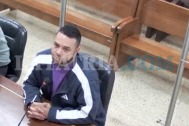 A Santiago lo detuvieron con orden judicial en marzo y aceptó cargos, pero optó por huir mientras le daban sentencia.