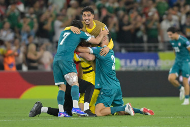 Los jugadores de la selección de Irak celebran su clasificación al Mundial tras vencer 2-1 a Bolivia en México. El equipo asiático integrará el Grupo I junto a Francia, Senegal y Noruega.