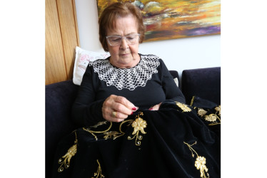 Georgina Franco Campuzano fue la encargada de hacer una arreglo al manto de la Virgen de los Dolores de la parroquia de la Santísima Trinidad para que estuviera a punto en esta Semana Santa. Ginna expresó su felicidad por realizar este trabajo que refleja su amor por la iglesia y sus cualidades para el bordado.