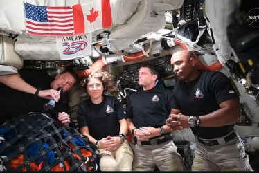 De izquierda a derecha los astronautas Reid Wiseman, Christina Koch, Jeremy Hansen y Victor Glover, tripulación de la misión Artemis II. El inodoro de la nave Orión está "operativo" pero ellos usan "métodos alternativos" para ir al baño.