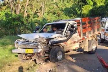 Foto| Informador de Occidente|LA PATRIA  Accidente en la Troncal de Occidente, en el trayecto Anserma - Vereda Tabla Roja, a la altura de la conocida curva del gas. Según la información preliminar, dos vehículos colisionaron de manera violenta, lo que obligó la rápida intervención del Cuerpo de Bomberos. 