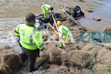 El conductor del camión perdió el control y terminó en el río Cauca. Murió en el lugar de los hechos.