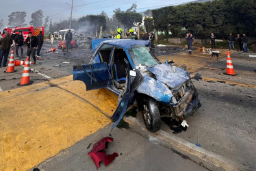 Fotografía tomada de la cuenta oficial en la red social X del gobernador de Cundinamarca, @JorgeEmilioRey, que muestra un vehículo afectado tras el accidente registrado este miércoles en la carretera que conecta los municipios de Zipaquirá y Ubaté (Colombia).