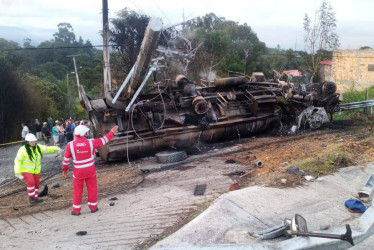 Así quedó el camión tras el accidente. El gobernador de Cundinamarca indicó que el vehículo contaba con 11 años de servicio, revisión técnico mecánica y SOAT vigentes.