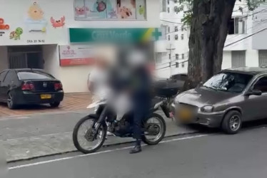 La amenaza al agente de transito ocurrió en el barrio Milán. En la mitad de esta imagen ocurrió la escena, el guarda está en su motocicleta y el sujeto frente a él con un machete. Otro ciudadano grabó el momento.