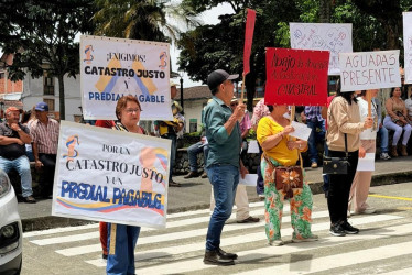 En Aguadas están inconformes con el aumento del impuesto predial. Ciudadanos llegaron con pancartas al parque principal del municipio y exigieron que el monto a pagar sea más acorde a sus posibilidades.