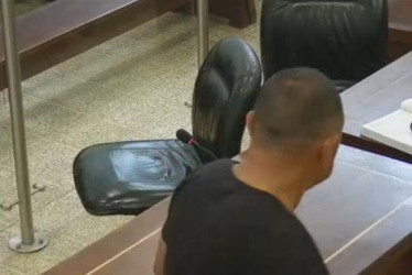 Foto| LA PATRIA  El sujeto señalado de apuntarle con un arma a la hija. Las afectadas narraron que el sujeto consumía licor en una vivienda vecina y llegó a la casa a armar conflicto. Al parecer, constantemente trata mal a la mamá, la insulta, ultraja y empuja, especialmente bajo efectos de trago y sustancias.