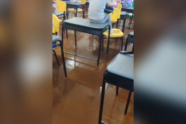 Imagen I tomada de vídeo cortesía para LA PATRIA  El agua inundó un salón y un corredor de la escuela en el occidente de Caldas 