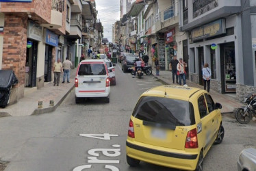 Foto| Google maps| LA PATRIA  El día de los hechos, siendo las 6:30 de la tarde, la víctima se movilizaba en una motocicleta Suzuki AX- 100 negra, modelo 1989, por la carrera 4ª con calle 13, diagonal al Comando de Policía, como parte del recorrido para llegar a su residencia, después de su labor como ayudante de construcción.