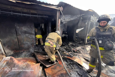 Al menos cinco personas murieron y varias decenas resultaron heridas por una serie de ataques rusos con drones y misiles en varias regiones ucranianas en las últimas 24 horas. En la imagen, ataque contra un mercado en Níkopol. 