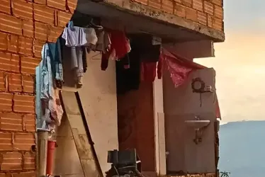 Las fuertes lluvias del Viernes Santo en Medellín provocaron el desbordamiento de un riachuelo y la muerte de un menor de edad por la caída de un muro.