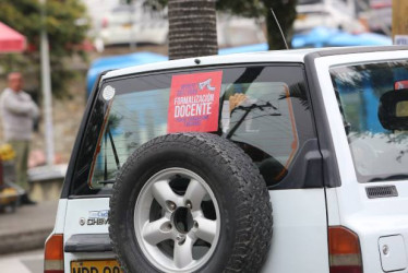  Foto I Luis Fernando Trejos I LA PATRIA  El miércoles profesores ocasionales de la U. de Caldas salieron de nuevo a las calles. En caravana de carros expresaron su inconformismo con la manera cómo se ha desarrollado el proceso de formalización laboral