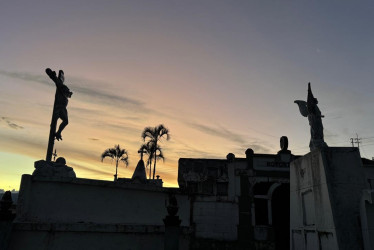 Las figuras religiosas se recortan al final de la tarde en el Cementerio San José de La Abuela de Caldas.