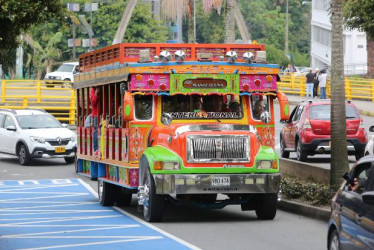 Foto I Luis Fernando Trejos I LA PATRIA  Profesores ocasionales de la U. de Caldas efectuaron ayer una nueva manifestación en Manizales. Expresan su malestar con el proceso de formalización laboral. Una caravana de carros y motos recorrió la ciudad.