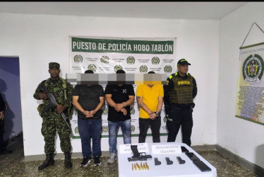 Foto| LA PATRIA  Entre los capturados se identificó a un teniente coronel en retiro, de la Policia Nacional (2021), quien portaba una pistola calibre 9 mm, de su propiedad y con su respectivo permiso para porte, utilizada para intimidar a las victimas.