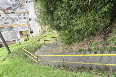 Las escalas que comunican a Sáenz con Los Cedros se convirtieron en punto de concentración de consumidores de estupefacientes.