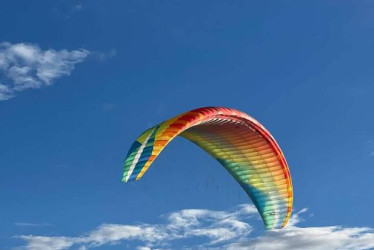 Paisaje caldense desde un parapente en el noroccidente. Buenos Aires es el punto de partida de un paseo por las nubes para ver parte del Paisaje Cultural Cafetero, visto desde el cielo.