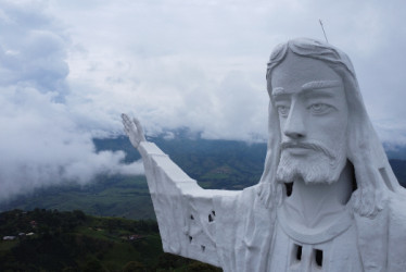 Foto I Archivo I LA PATRIA  Cristo Rey, en datos. Ubicación: Alto del Oso, zona urbana de Belalcázar (Caldas). Altura: 45,5 metros  Escalones: 154. Valor de construcción: 300 mil pesos. Duración de la obra: 1947 al 3 de enero de 1954  Municipios desde el mirador: 11 de Caldas, Quindío, Risaralda y Valle.