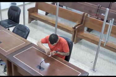 Fotos de LA PATRIA  Leo, en la audiencia. Antes de ser capturado apuntaba hacia varias direcciones y gritaba: 'gono.. mate a ese hp'. Tenía 6 cartuchos percutidos.