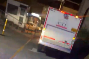 Foto|Ilustración| LA PATRIA  Ultimaron con arma blanca a un hombre, aún sin identificar. El CTI se encarga de los actos urgentes y, al parecer, el responsable de esta muerte acudió a la estación de Policía para responder por la situación.