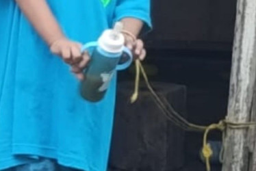 Entre los seis niños afectados, uno estaba atado a una puerta cuando lo encontraron los uniformados.