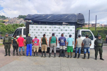 Fotos| Policía| LA PATRIA  Durante la intervención se logró la captura de 10 personas, cuyas edades oscilan entre los 35 y 50 años, así como la incautación de dos motobombas y un motor utilizados para esta actividad ilegal.