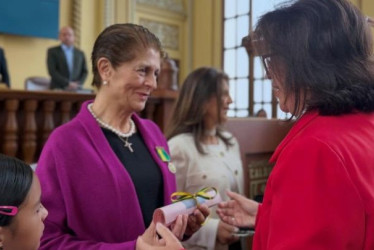 Mónica Giraldo recibió el reconocimiento de manos de la diputada María Isabel Gaviria, del Partido MIRA.  
