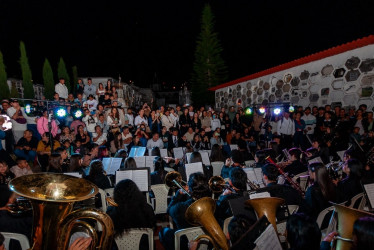 Retreta sinfónica nocturna en el cementerios San Nicolás de Anserma (Caldas).