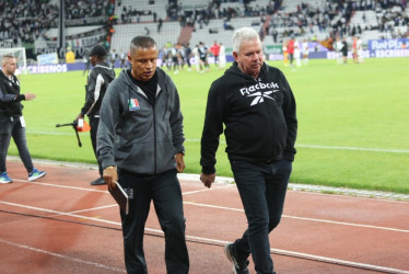 El técnico del Once Caldas, Hernán Darío Herrera, es cuestionado por un sector de la afición porque el equipo ha mermado su rendimiento y aún no asegura la clasificación.