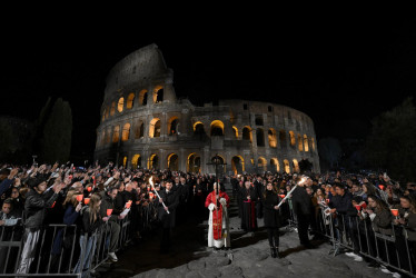 Una fotografía facilitada por Vatican Media muestra al Papa León XIV (C) presidiendo el viacrucis, la procesión con antorchas, el Viernes Santo en el Coliseo de Roma, Italia, este 3 de abril del 2026.