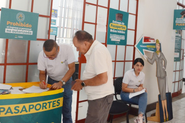 La expedición de pasaportes en el edificio de la Licorera, en la Gobernación de Caldas, está suspendida por directrices del Ministerio de Relaciones Exteriores. Usuarios afectados esperan la reapertura del servicio.