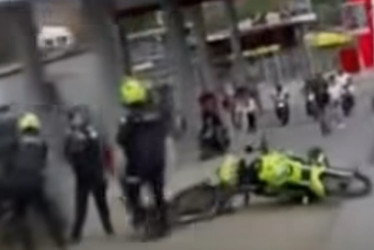 El motociclista terminó judicializado y queda a disposición de la Fiscalía por violencia contra servidor público. Fotos tomadas de video de Manizales Denuncia.
