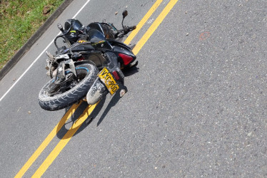 Foto| LA PATRIA  La víctima, según las autoridades, iba en una Suzuki Gixxer. Se trata de AlexÁnder Sepúlveda Nazarit, de 25 años, natural de Risaralda (Caldas).
