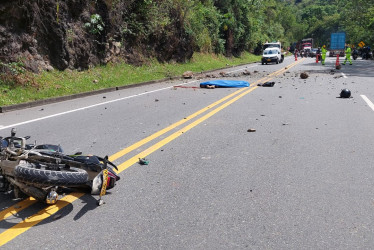 Foto| Cortesía | LA PATRIA  Lo que conoció preliminarmente LA PATRIA es que una roca se desprendió de la montaña, golpeó una moto que pasaba por allí y acabó con la vida del conductor.