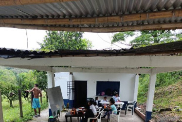  Fotos I Cortesía para LA PATRIA  Los 11 niños estudian en una caseta comunal, de la vereda El Playón. Comunidad espera que pronto les ofrezcan un lugar digno.