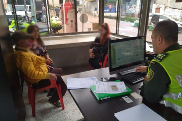 Fotos Policía| LA PATRIA  Si necesita mediación policial puede llamar al 321 707 93 72. O acudir al cuadrante de su barrio. Esta iniciativa surge con el artículo 154 del Código Nacional de Convivencia y Seguridad Ciudadana, que establece que la autoridad es el canal para que las personas en conflicto decidan voluntariamente resolver sus desacuerdos armónicamente.