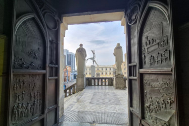Las puertas de los templos de la ciudad se convierten en protagonistas, destacando detalles arquitectónicos que reflejan historia, fe y diseño, como la de la imagen, correspondiente a la Catedral Basílica Metropolitana de Nuestra Señora del Rosario de Manizales.