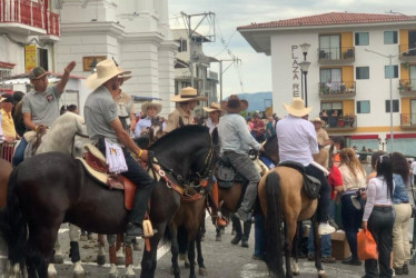 Cabalgata en Neira (Caldas) por la quema de Judas en el Domingo de Resurrección.