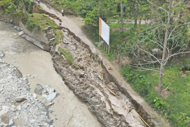 Autoridades pidieron a la comunidad evitar el paso por la zona afectada ante el alto riesgo de colapso.